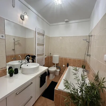 Picur Es Mano Apartmanja * バヤ